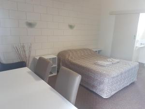 Postel nebo postele na pokoji v ubytování Monto Colonial Motor Inn