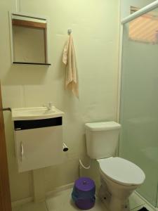 a bathroom with a toilet and a sink and a shower at Condomínio Containers está localizado a 900m do centro de Morretes, local calmo e em meio a mata Atlântica in Morretes