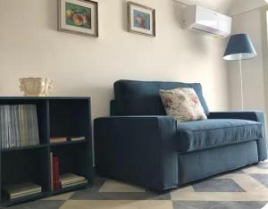 a blue couch in a living room with a book shelf at Casa Sirolli in Archi +7 photos