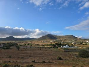 a small town in a field with mountains in the background at Casa Alba del Cabo in Los Albaricoques