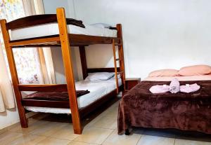 ein Zimmer mit zwei Etagenbetten und einem Bett in der Unterkunft Mindomundo Home in Mindo