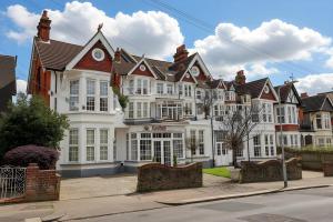 a large white building with a lot of windows at Reeha's Hotel Apartments in Southend-on-Sea