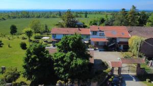 an aerial view of a house with a yard at Il Sogno di Tebà in Fubine