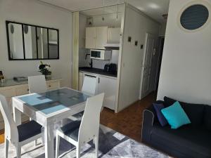 a kitchen and living room with a table and chairs at Port Dienville in Montfort-lʼAmaury