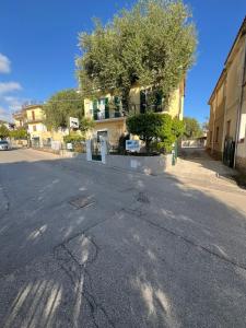 an empty street with a tree and a building at Blu Bolivar in Marina di Camerota