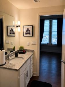 ein Badezimmer mit Waschbecken und großem Fenster in der Unterkunft EMLuxe in Memphis + 16 Fotos