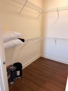 ein Zimmer mit zwei Etagenbetten und einem Kleiderschrank in der Unterkunft EMLuxe in Memphis
