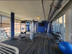 ein Fitnessstudio mit Cardiogeräten in einem Gebäude in der Unterkunft EMLuxe in Memphis
