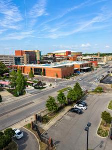 Luftaufnahme einer Stadt mit auf einer Straße geparkten Autos in der Unterkunft EMLuxe in Memphis