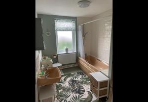 ein Badezimmer mit Waschbecken, Toilette und Fenster in der Unterkunft Faversham cottage in Kent