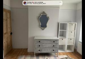 ein Zimmer mit einer Kommode und einem Spiegel an der Wand in der Unterkunft Faversham cottage in Kent