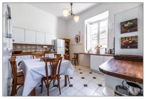 a kitchen with a table and some chairs in a room at Finca Villa Ángeles in San Rafael
