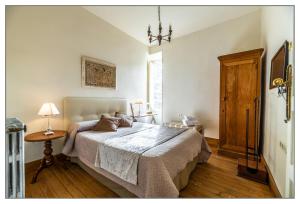 a bedroom with a bed and a table and a window at Finca Villa Ángeles in San Rafael