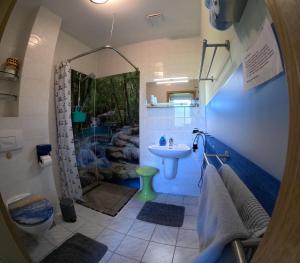 ein Badezimmer mit Dusche und Waschbecken in der Unterkunft Apartment Mahlke in Stedar