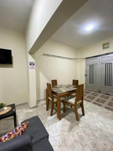 a living room with a dining room table and chairs at fabuloso primer piso en envigado in Envigado
