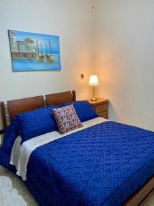 a bedroom with a blue bed with a blue comforter at fabuloso primer piso en envigado in Envigado