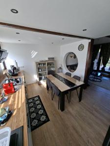 ein Esszimmer mit einem Tisch und einem Spiegel in der Unterkunft Chalet douceur in Virton