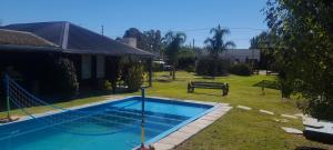 a swimming pool in the yard of a house at Quinta la ponderosa in Brandsen