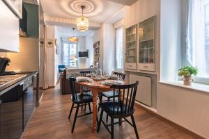 a kitchen and dining room with a table and chairs at Appartement Centre Cauterets Calme, Confort, wifi et linge de maison inclus in Cauterets +14 photos