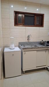 a kitchen with a sink and a counter with a blender at Studio prático e tranquilo em Jacobina in Jacobina +20 photos
