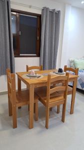 a wooden table with two chairs and a table and a table and chairs at Studio prático e tranquilo em Jacobina in Jacobina