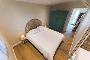 a small bedroom with a bed and a green door at Gîte de La Sulpicière - avec clim in Cholet
