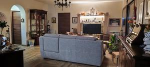 a living room with a couch and a television at B&B Della Via Francigena in Agrigento
