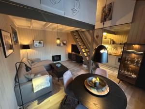 a living room with a couch and a table at Nice apartment at Golsfjellet in Gol