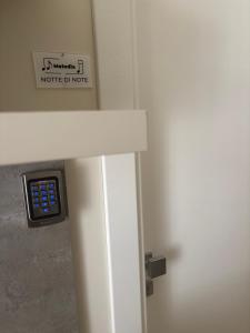 a door with a sign that reads north of note at Notte di note in Pagani