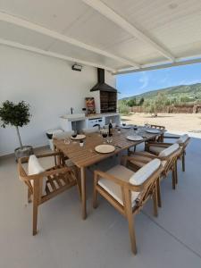 a dining room with a wooden table and chairs at Casa rural Doble-R in Ronda