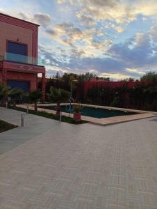 a courtyard with a building and a building at Villa Golden Sun in El Jemʼa Ghemat