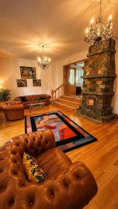 a living room with a couch and a fireplace at Apfelhaus Poiana Marului in Poiana Mărului
