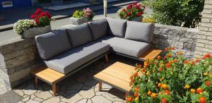 a couch and benches in a garden with flowers at Griesenstraße in Warendorf