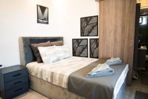 ein Schlafzimmer mit einem Bett, auf dem zwei Handtücher liegen in der Unterkunft Zeffie's Studio in Olympiada