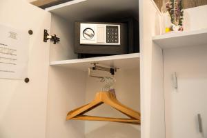 eine kleine Küche mit einem kleinen Schrank, in dem sich eine Mikrowelle befindet. in der Unterkunft Zeffie's Studio in Olympiada