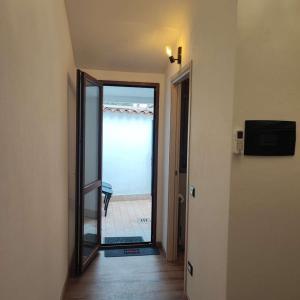a hallway with a door leading to a patio at Ca Giulia in Chioggia