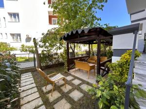 a garden with a gazebo and a table and chairs at Small Garden House in Draç