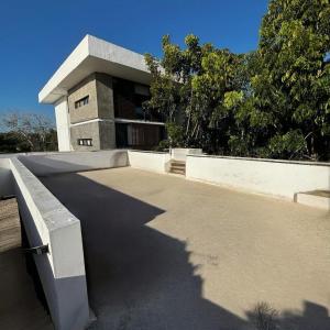 a building with a ramp in front of a building at Departamentos Nütuuk in Mérida