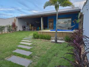 a house with a yard with a swimming pool at Cabana da Cris in Anchieta