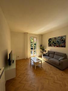 a living room with a couch and a table at Il Vigneto in Le Grazie