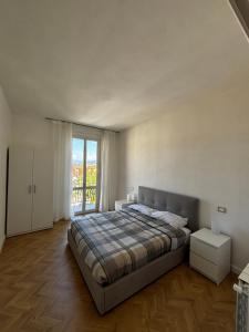 a bedroom with a bed and a large window at Il Vigneto in Le Grazie
