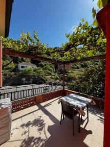 a table and a chair on a balcony at Il Vigneto in Le Grazie