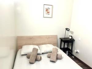 a bed with three pillows on it in a bedroom at Maison cozy 2p- Jardin - Paris à 5 min - Métro in Maisons-Alfort