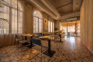 a restaurant with tables and chairs in a room at Terreno Barrio Hotel in Palma de Mallorca