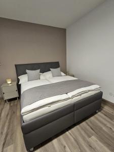 a bedroom with a large bed in a room at Stadtoase Wels III in Wels