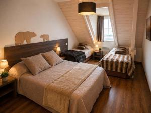 a bedroom with two beds in a room at Résidence Clos St-Hilaire 88m2 - Terrasse 12m2 in Saint-Lary-Soulan