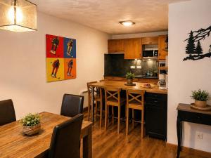 a kitchen with a table and a dining room at Résidence Clos St-Hilaire 88m2 - Terrasse 12m2 in Saint-Lary-Soulan
