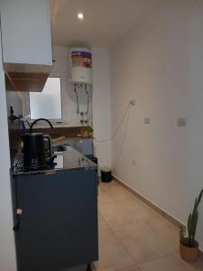 a kitchen with a counter top in a room at Monoambiente en el centro de Zarate in Zárate +2 photos