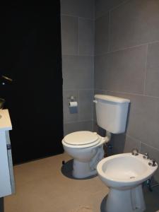 a bathroom with a toilet and a sink at Monoambiente en el centro de Zarate in Zárate