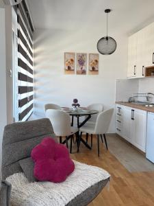 a kitchen and dining room with a table and chairs at Jefimija Apartman Sokobanja in Soko Banja